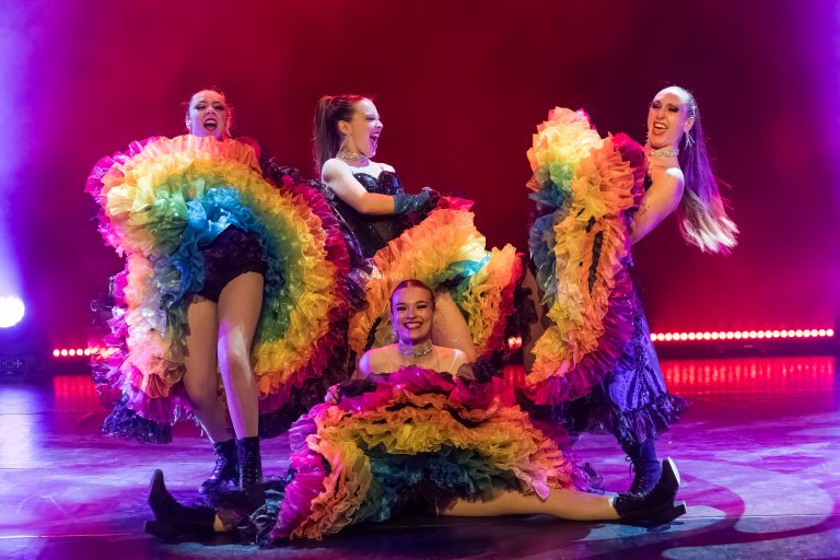 danseuses cabaret en tenue de french cancan