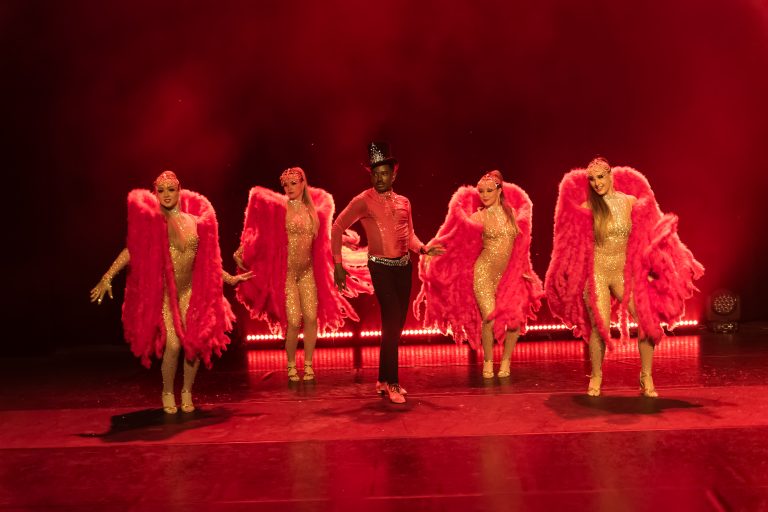 danseuses cabaret en plume rouge et or