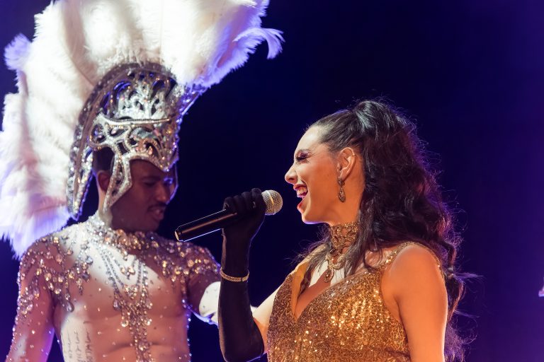 chanteuse et danseur cabaret en plume blanche et tenue or