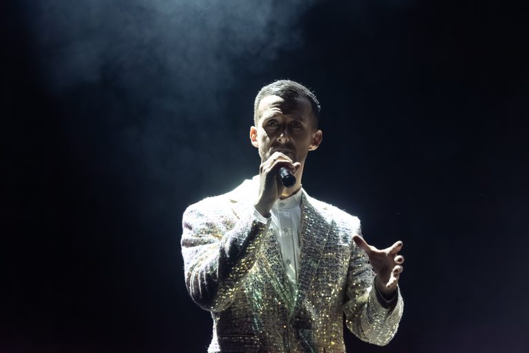 ben chanteur cabaret en lumière b&m company