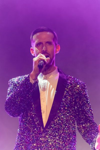 ben chantant du cabaret en tenue paillette