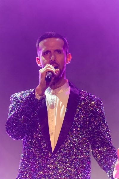 ben chantant du cabaret en tenue paillette