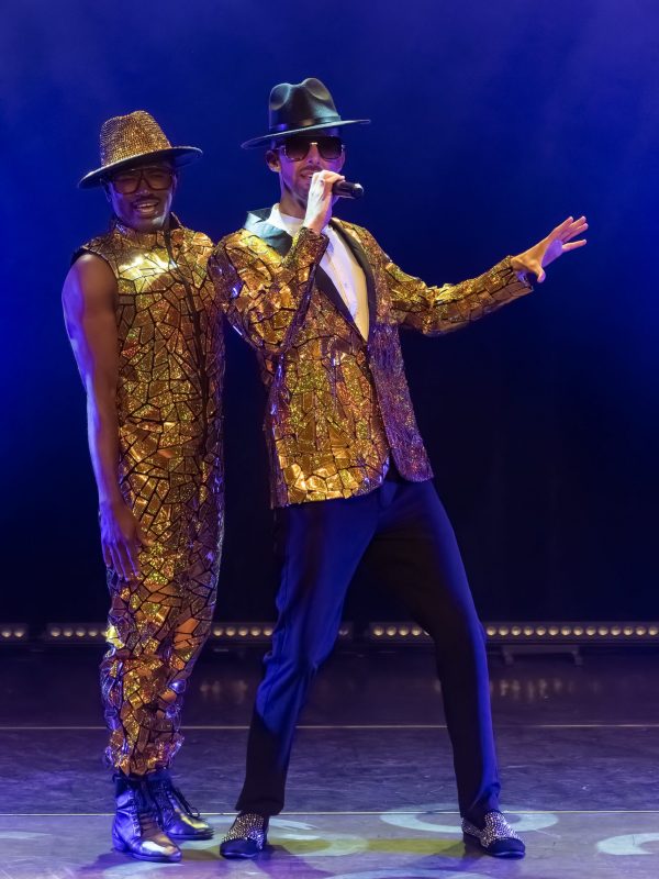 danseur et chanteur cabaret en tenue or se déhanchant sur des rythmes disco